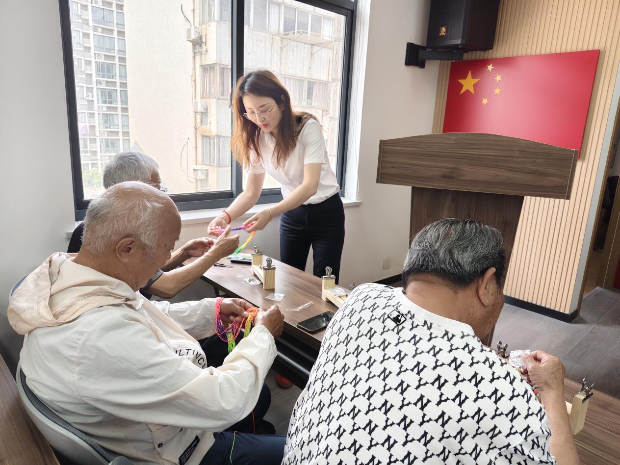 企退人員指尖舞動編織端午熱情1.jpg