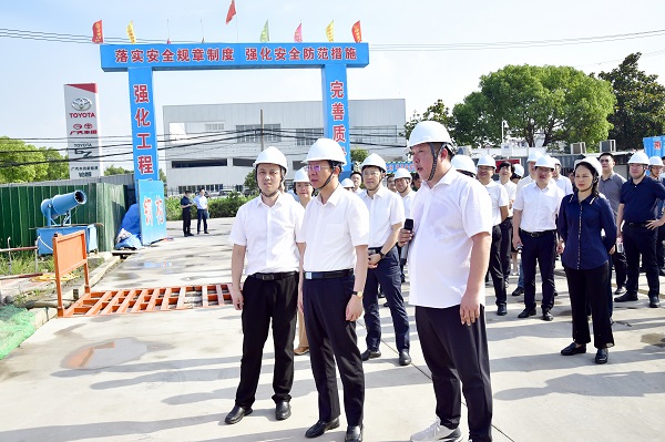 8月3日，市委常委、區委書記張建華帶隊觀摩興東街道森珀新材料項目建設現場。    陳嘯天 徐浩翔 攝.jpg